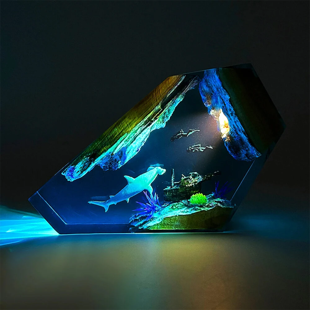 NIKOLATOY The Underwater World Creative Resin Night Light Wooden Base Desktop Ornament — view 4