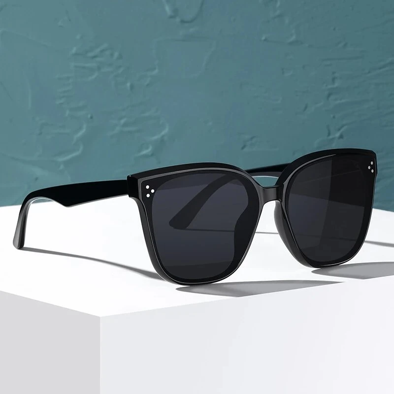 Stylish Oversized Black Sunglasses Lightweight PC Frame UV Protection Anti Glare Function for Chic Daily Wear Travel — view 7